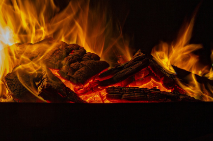 Właściwości spalania drewna – jak efektywnie korzystać z tego paliwa w piecu?